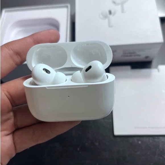 Apple White Wireless Earbuds with Charging Case - Picture 1 of 2